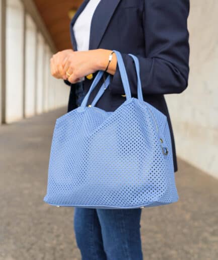 borsa bauletto azzurra in vera pelle scamosciata traforata artigianale